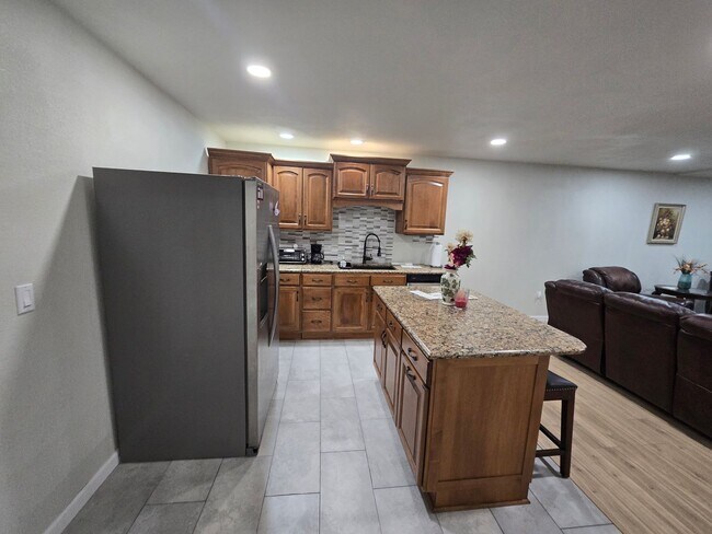 Building Photo - 2 Bed 2 Bath Basement Apartment