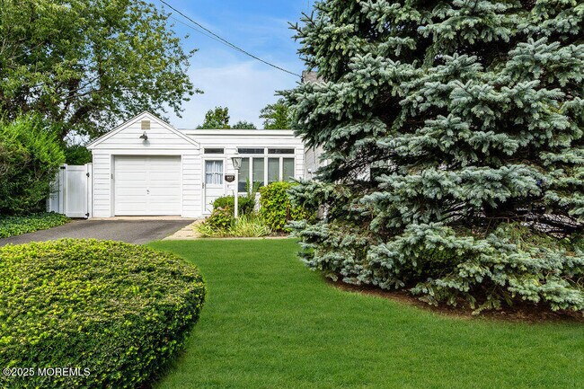 Building Photo - 407 8th Ave