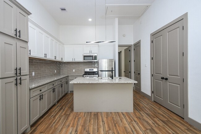 Building Photo - 5901 Crest Ct