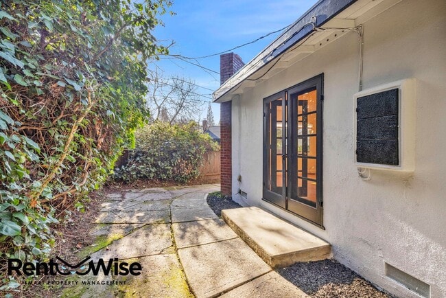 Building Photo - 838 Crompton Rd