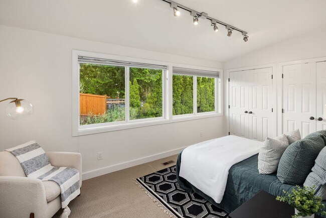 Building Photo - 5bd/2.75ba Bellevue Home