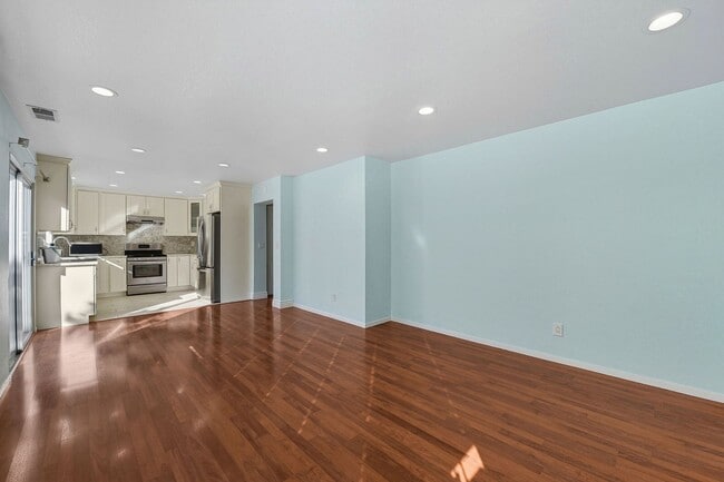 Building Photo - Updated Family Spacious Home w/ Fenced in ...