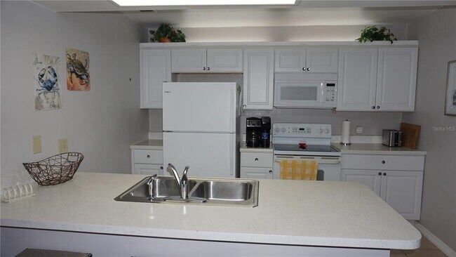 Building Photo - 7704 Hillside Ct