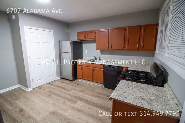 Building Photo - 3 Bed 1.5 Bath HOUSE!!! Huge fenced backya...
