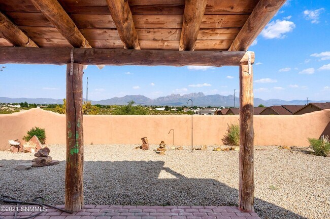 Building Photo - Amazing views, seated on 5 acres