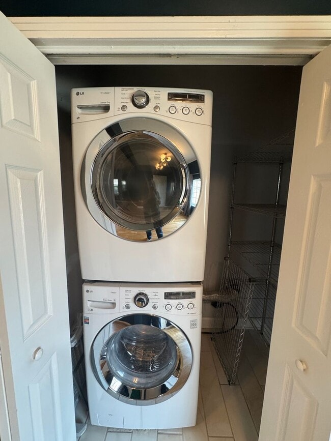 Building Photo - 3 bed, 2.5 bath home with spacious layout and oversized den/bonus room. Features include a fully ...