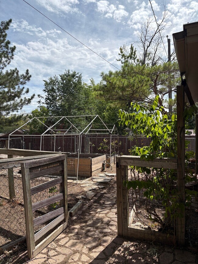 Building Photo - 1208 Sycamore Dr