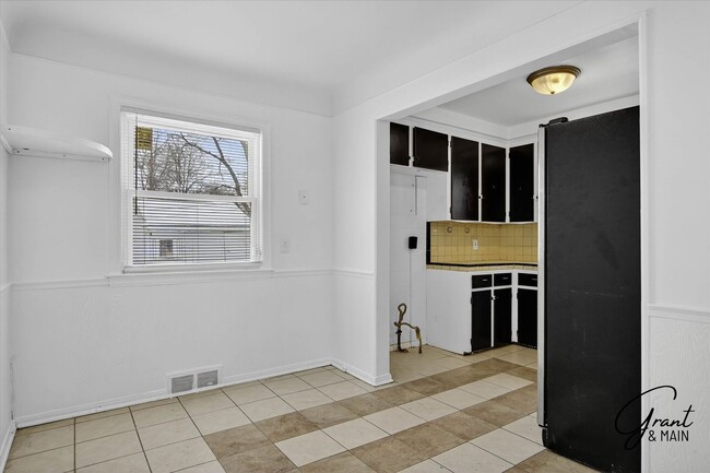 Building Photo - $1300 3 bedrooms