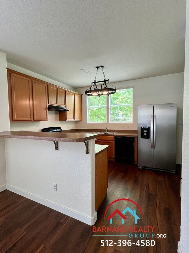 Building Photo - Available Now: Bright and Inviting 2 Bed, ...