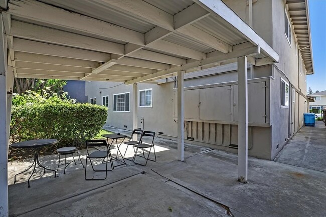 Building Photo - 833 Maryann Dr