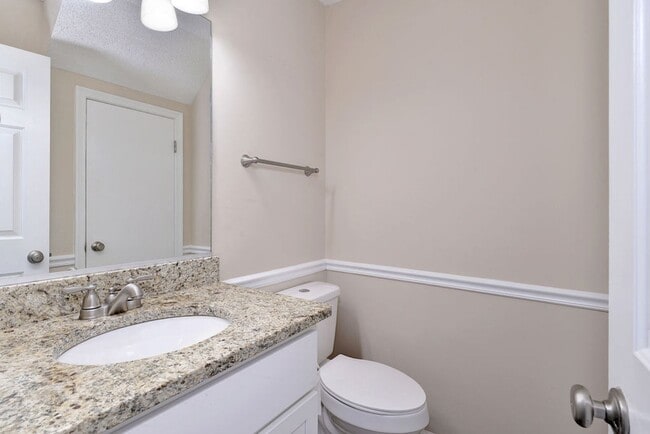 Building Photo - Nicely Updated Grafton Woods Condo