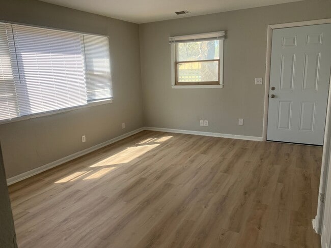 Building Photo - $1095 - 3 bedroom / 1 bathroom - Single Fa...