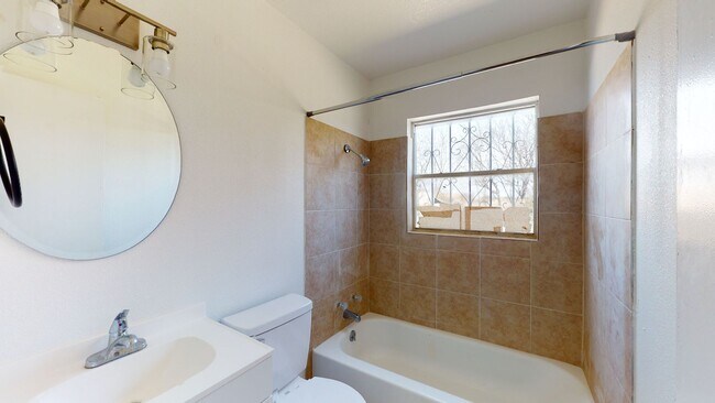 Building Photo - HUGE PRICE IMPROVEMENT $995!!!!