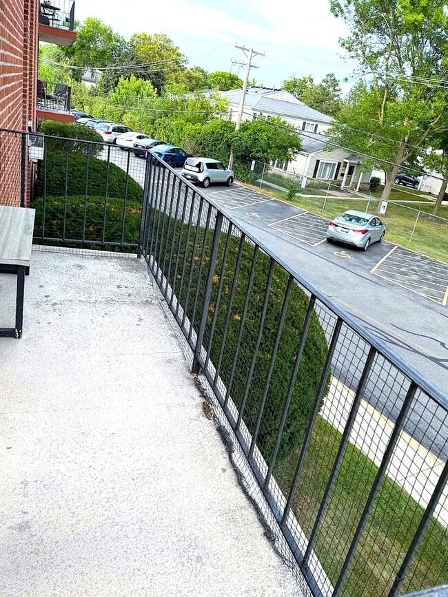 Building Photo - 16 E Old Willow Rd