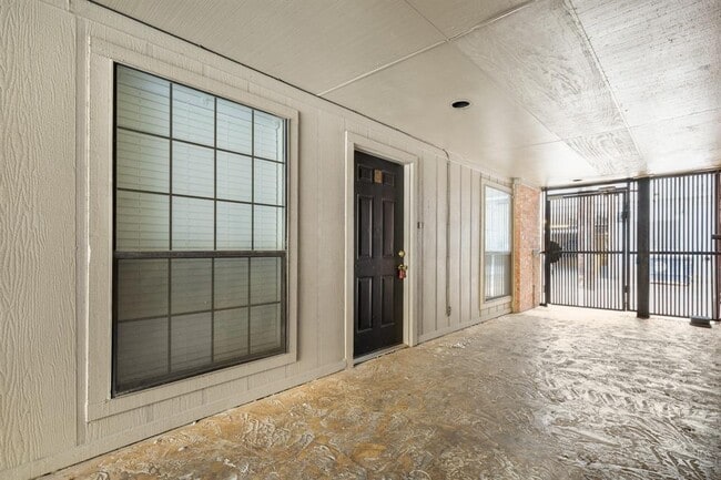 Building Photo - 2401 Leon St