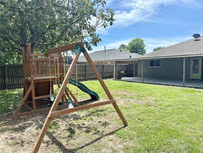 Building Photo - 1126 E Dartmouth Ln