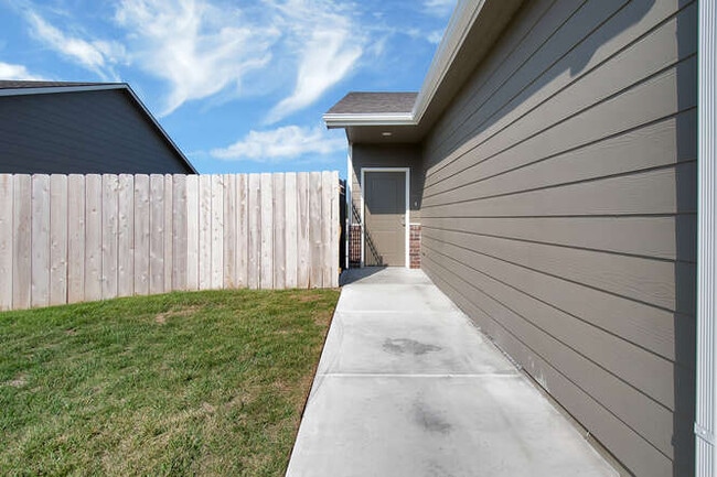 Building Photo - 1338 Azena St