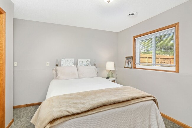 Building Photo - Spacious Home, 6bd, 3ba, 2 levels, 2 kitch...