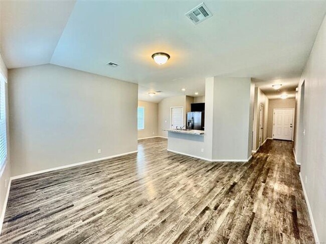 Building Photo - Newer build with Split Floor plan
