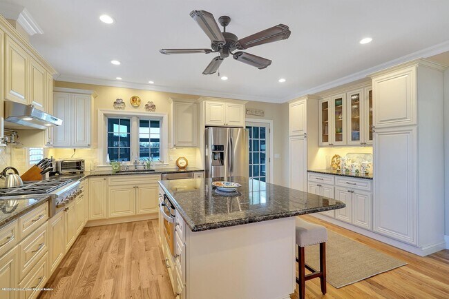 Building Photo - 330 Villa Park Wy