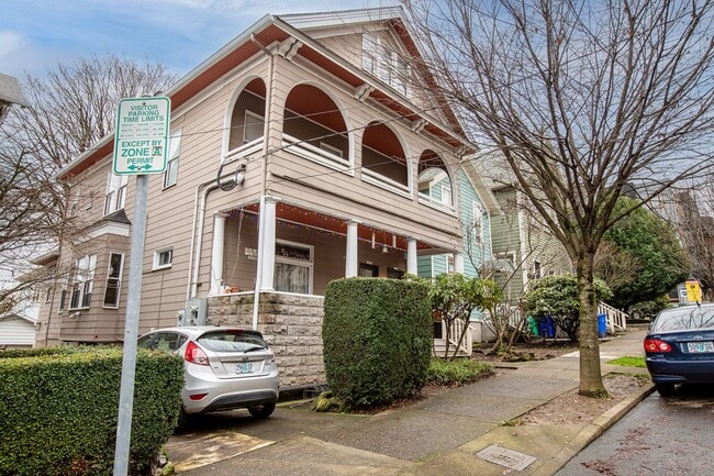 Building Photo - 1b/1ba Goose Hollow Apartment, close to everything!