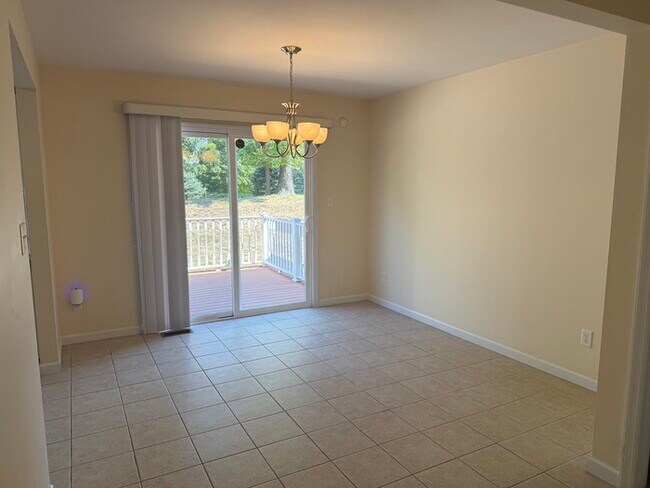 Building Photo - Rockwood Schools 3 Bedroom 2 full baths and 2 half Baths