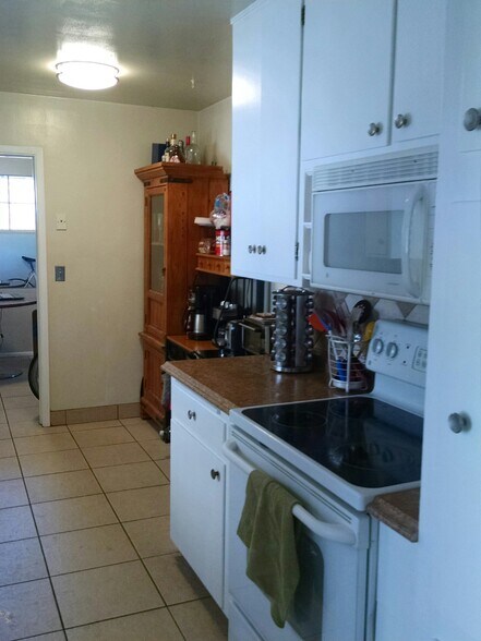 kitchen - 735 E Granada Dr