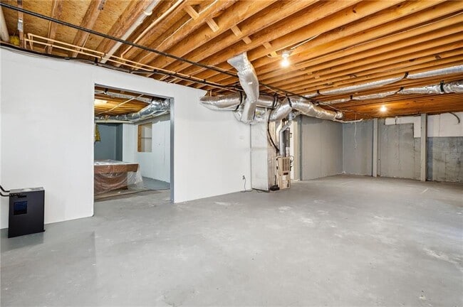 Building Photo - 310 Stoneleigh Dr SW