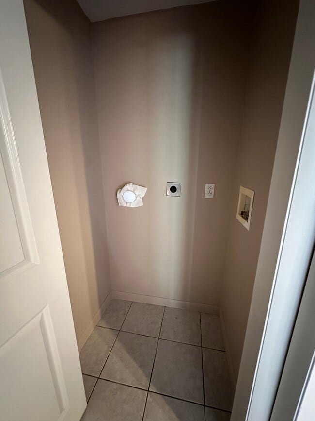 Building Photo - 3 Parkwood Dr