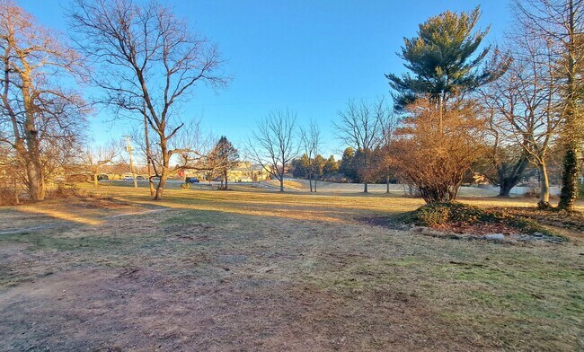 Building Photo - 3 Bed / 1-1/2 Bath Single Family Home w/ 2-Car Garage