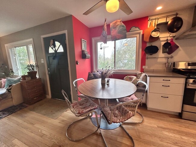 Building Photo - $0 DEPOSIT OPTION. Quaint 2 Bed, 1 Bath Ra...