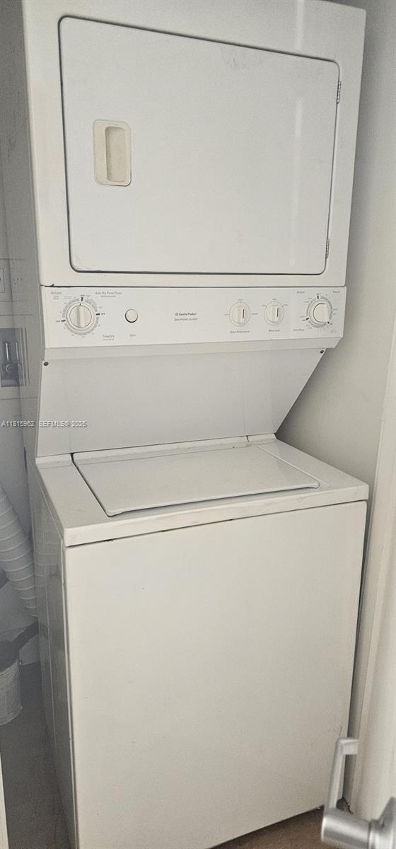 Building Photo - 1060 Brickell Ave