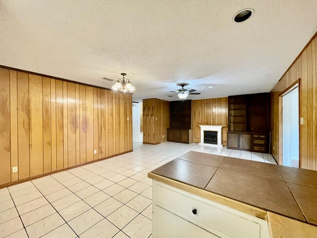 Primary Photo - Spacious 4 Bedroom Home with multiple livi...