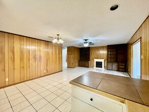 Building Photo - Spacious 4 Bedroom Home with multiple livi...