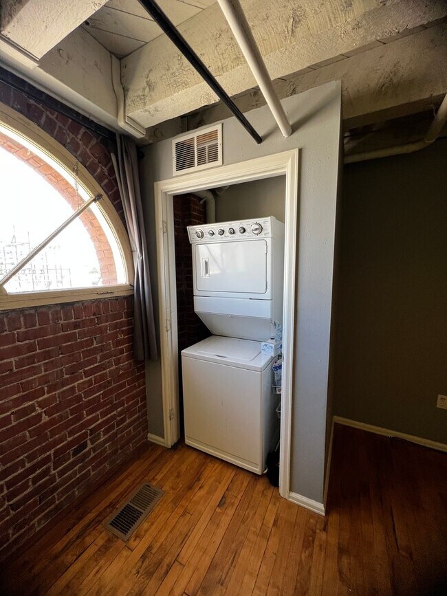 Building Photo - Charming 2 bedroom and 1 bath condo