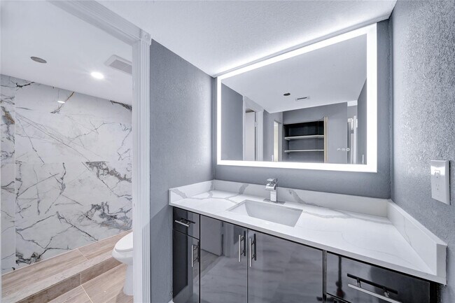 Building Photo - 1100 St Charles Pl