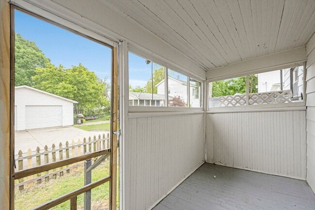 Building Photo - 3 bedroom house in Kendallville! CHRISTMAS...