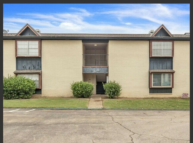 Building Photo - 2 bed 2 bath downstairs condo unit with co...