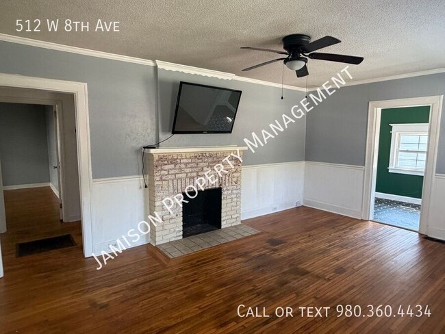 Building Photo - 512 W 8th Ave