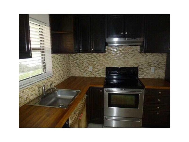 Building Photo - 21895 Lake Forest Cir