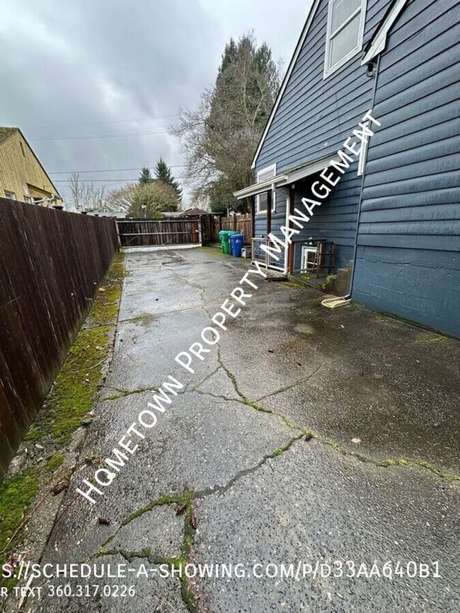 Building Photo - 912 Carlyon Ave SE