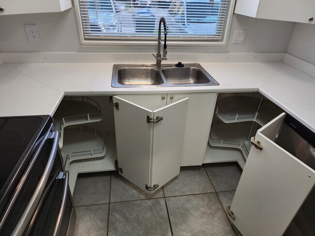 Kitchen 4 - 3001 S Pines Dr