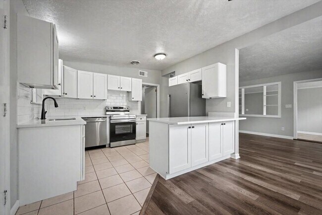 Building Photo - 7010 Arques Rd