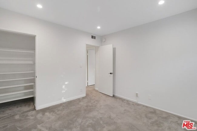 Building Photo - 14315 Riverside Dr