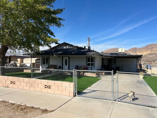 Building Photo - Beautiful 3 Bedroom 1 Bathroom House with Fenced and Landscaped Yard with All Utilities Included