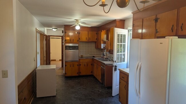 Building Photo - ***Please Respond Directly to the Online Listing, Calls May Not Be Returned***