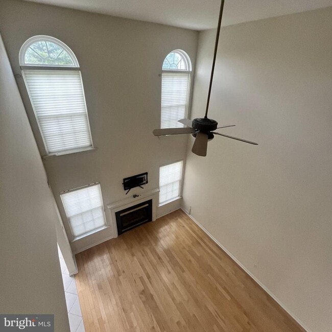 Building Photo - 202 Oaktree Ct