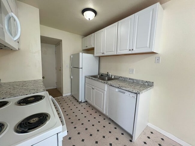 Building Photo - Ground Floor Two Bedroom with Community...
