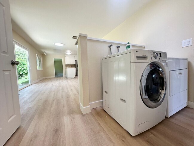 Building Photo - Spacious 4 Bed 2.5 Bath South Los Altos Home - Pool! Great Schools!