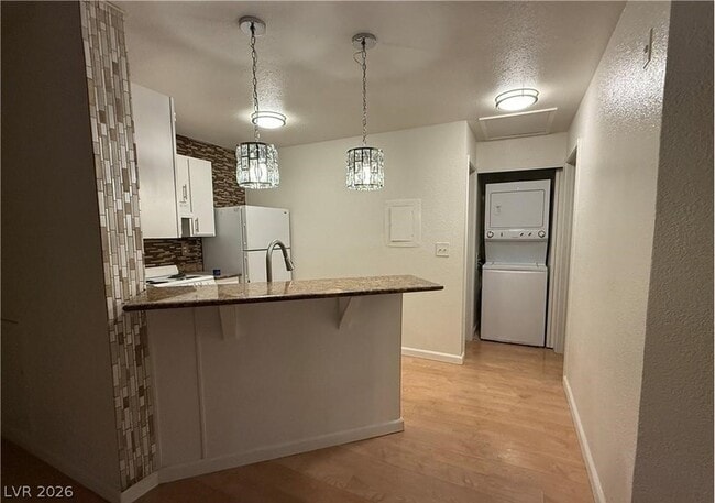 Building Photo - 460 Elm Dr